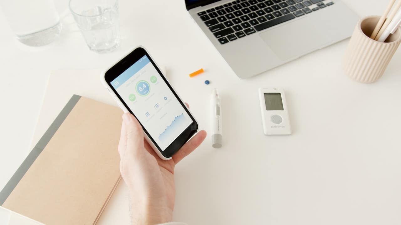 Styrket av lommeboken din: Smarttelefonbaserte vitale tegn for diabetesbehandling